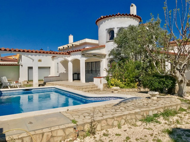 Maison de 4 chambres avec beau jardin, piscine et sauna, secteur Carmanço, à Empuriabrava.